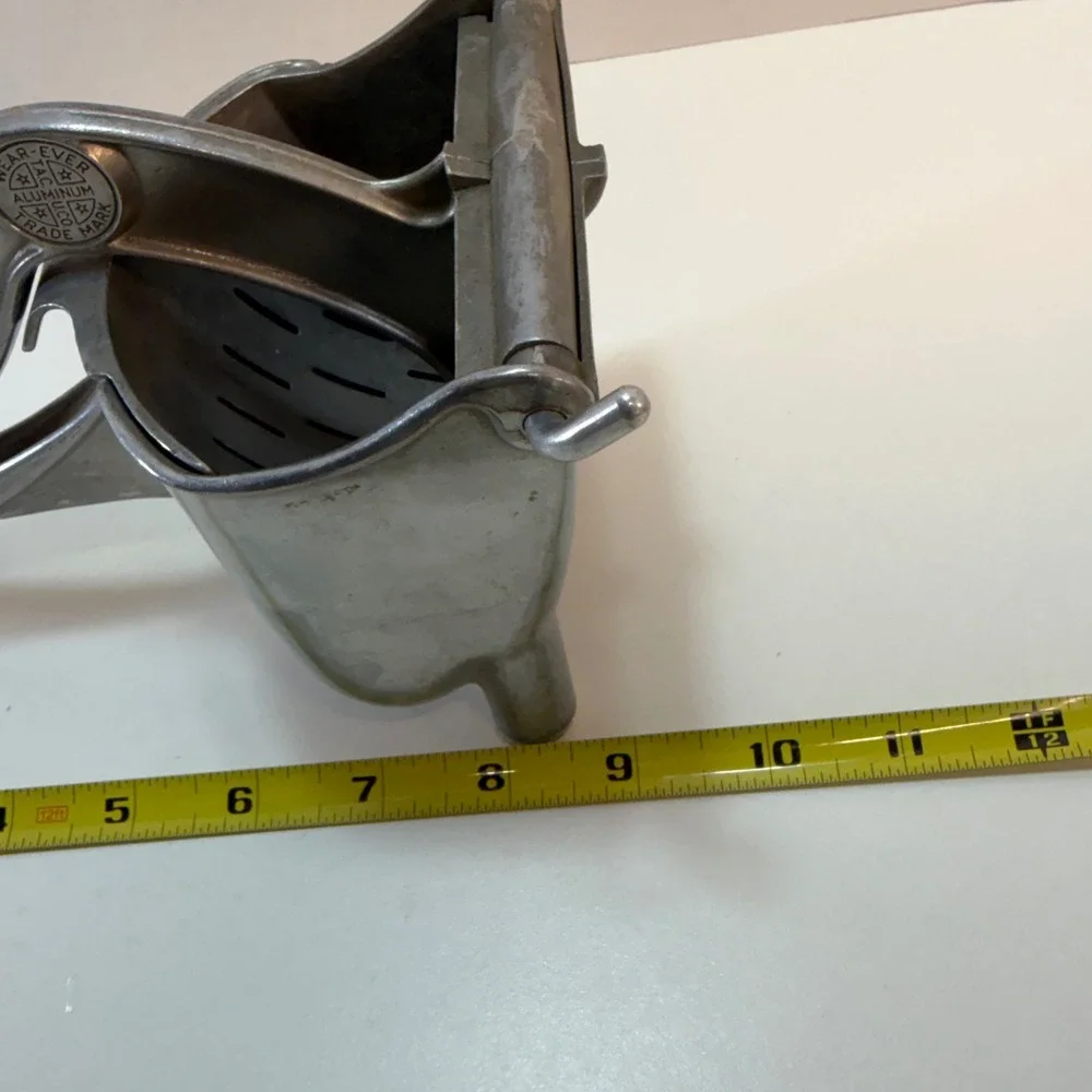Wear-Ever Citrus Juicer Manual Hand Press Silver Vintage Aluminum No. 334 USA